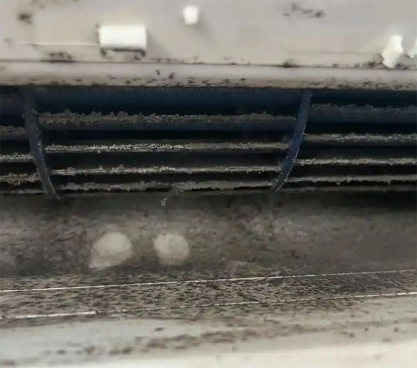 老边空调吹的风有股烧焦味是怎么回事